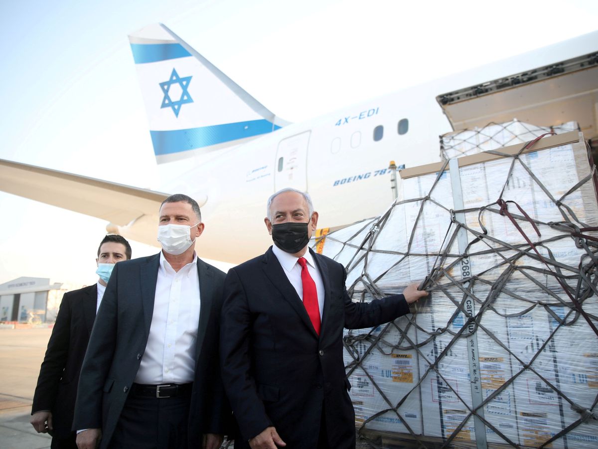 Foto: Benjamin Netanyahu recibe un cargamento de vacunas de Pfizer. (Reuters) 