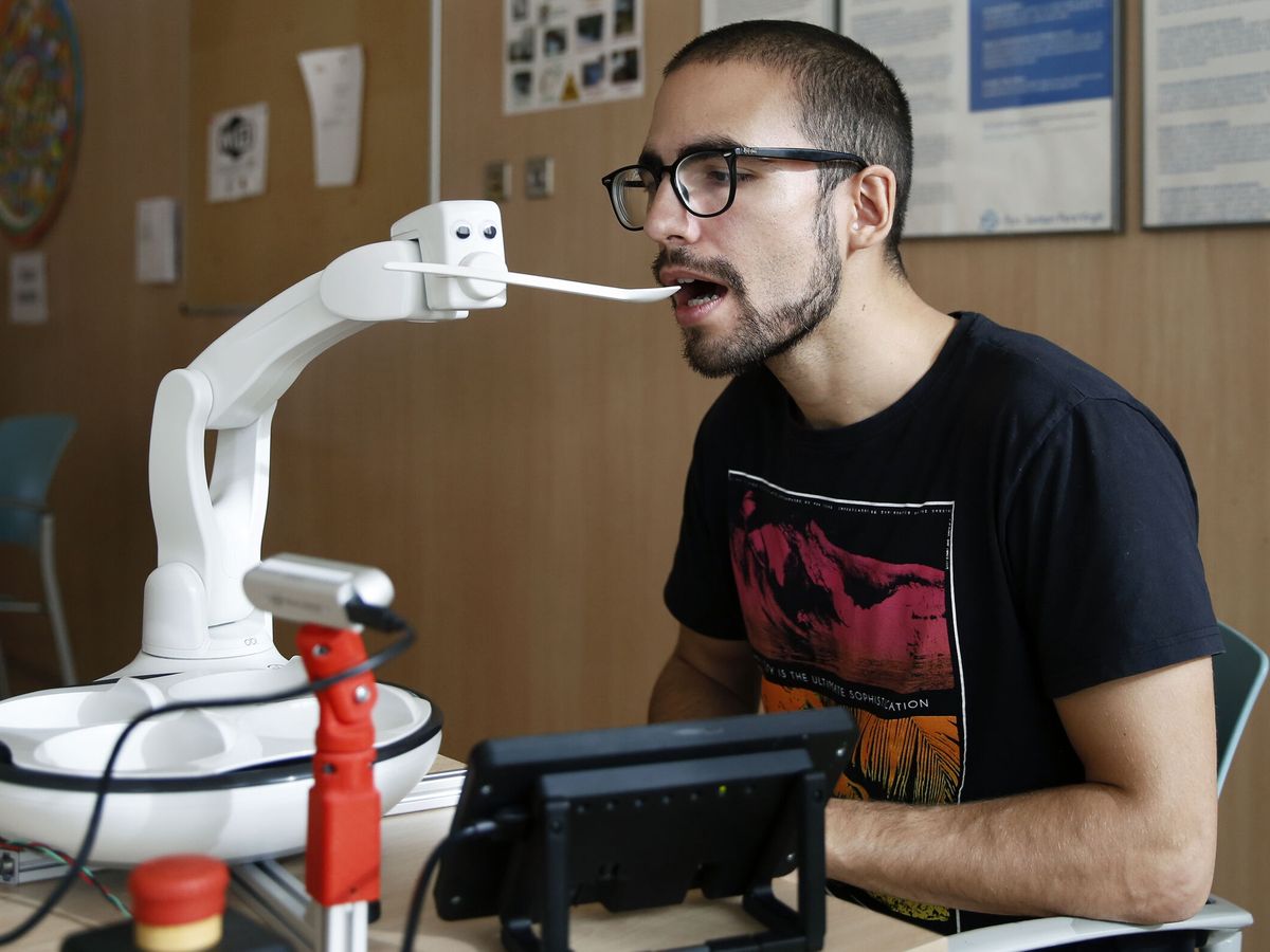 Foto: Robot para alimentar a pacientes discapacitados. (EFE/Andreu Dalmau)