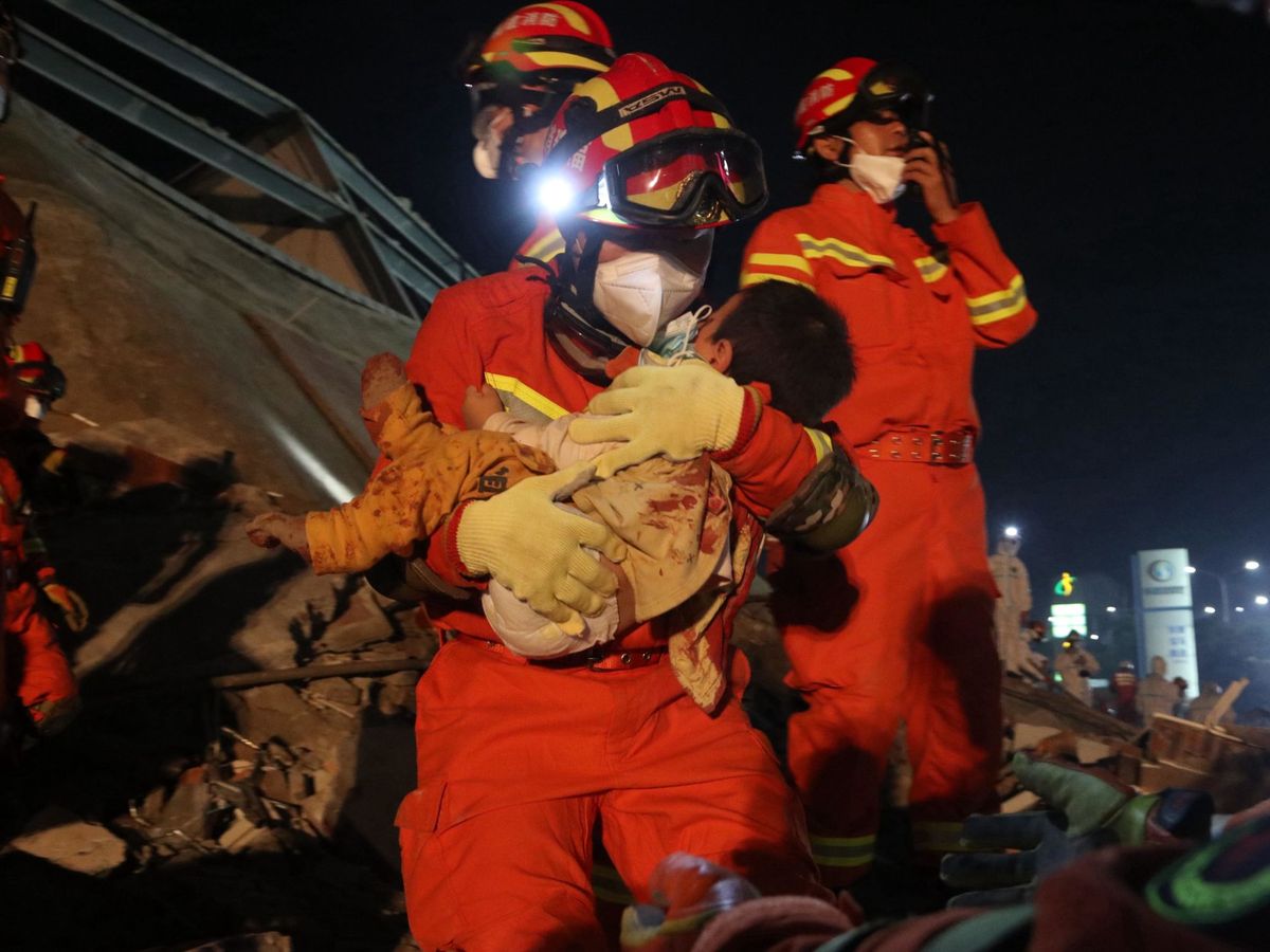 Foto: Un miembro de los servicios de rescate de China. (EFE/Archivo/Xiao Fan)