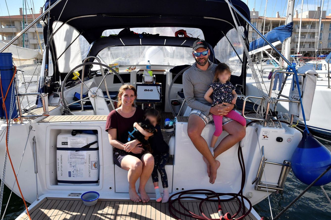 Felix y Marina, junto a sus hijas, una familia alemana que tuvo que pasar la cuarentena atracada en su velero en Almerimar. (Carlos Barba/EFE)