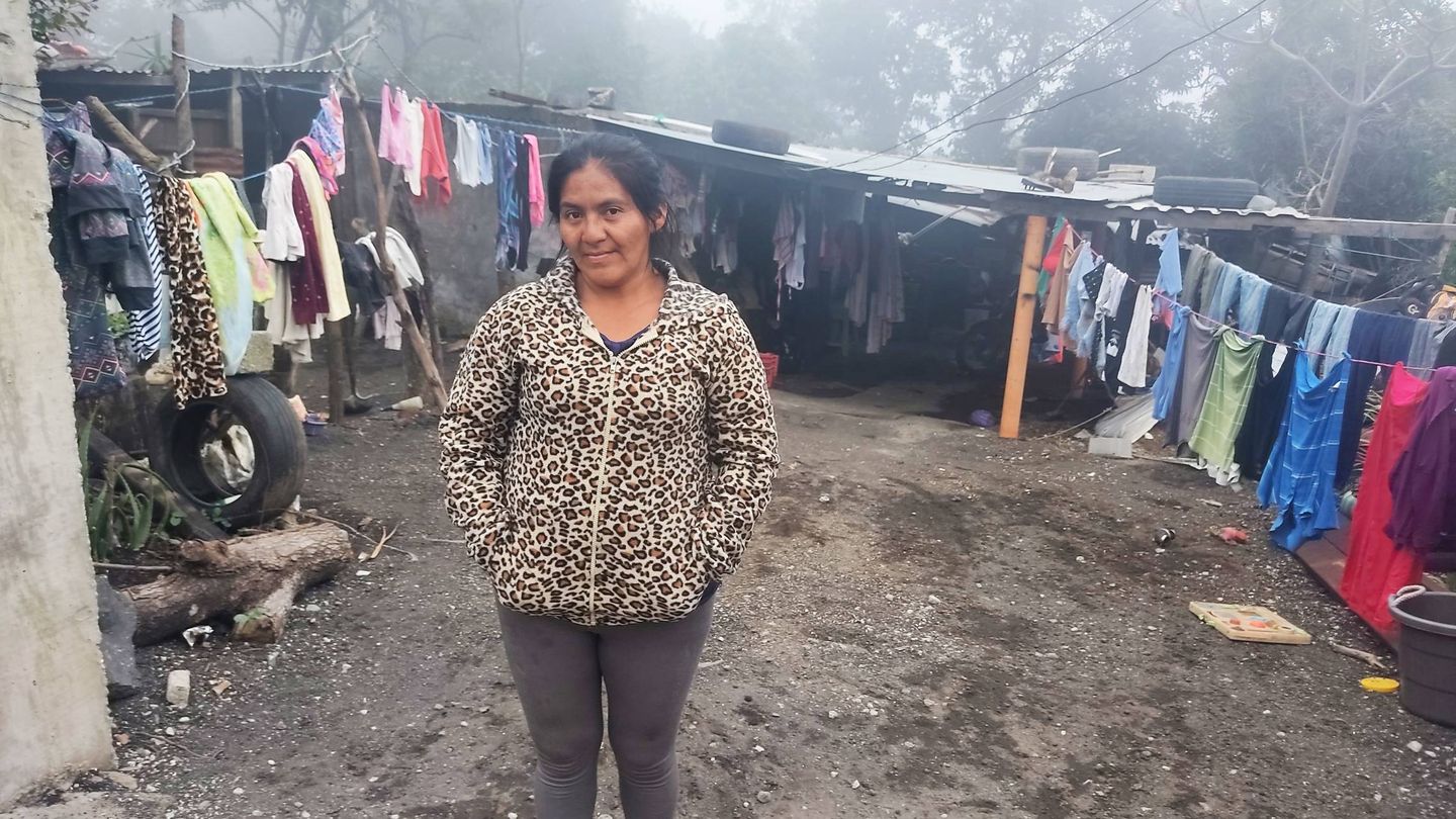 Cecilia Véliz, residente de la aldea San José El Rodeo, en su vivienda, una de las más cercanas a la lava. (Asier Vera)