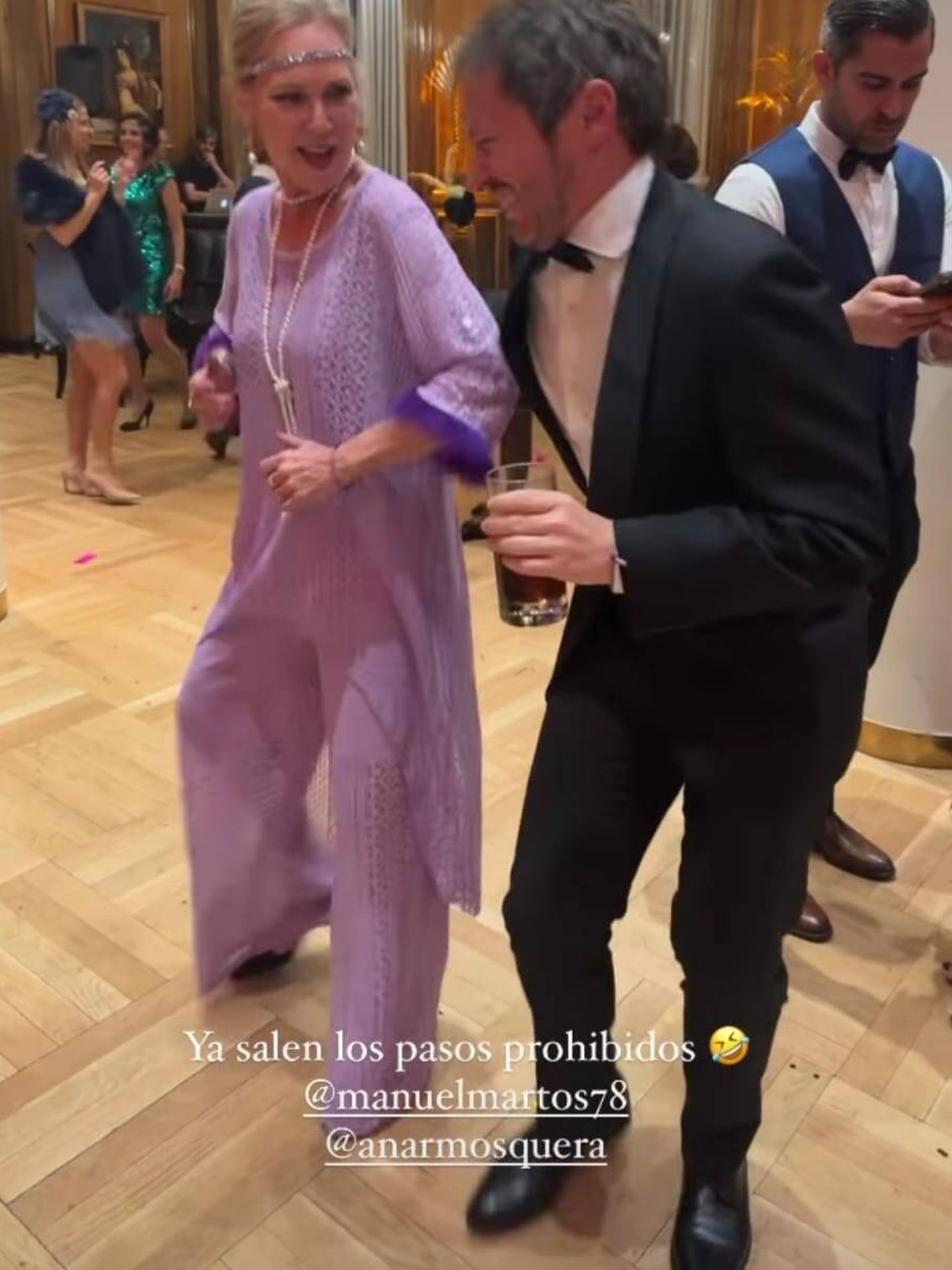 Manuel Martos bailando con su suegra, Ana Rodríguez. (Instagram/sof_bono)