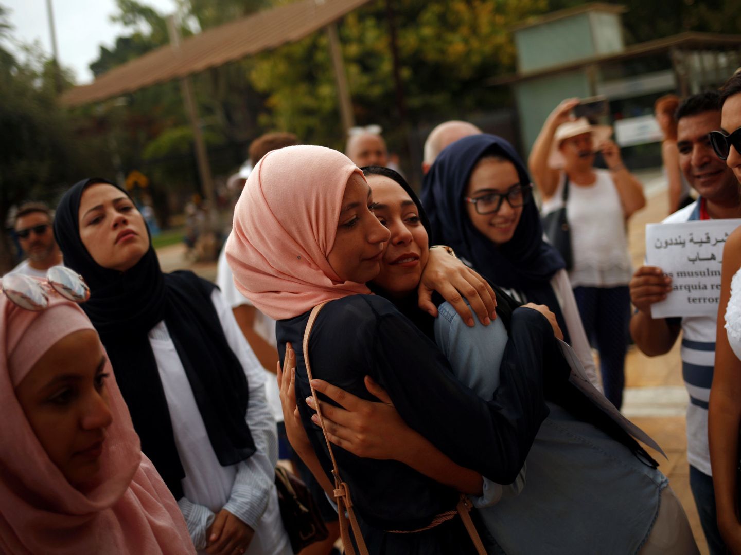 Mujeres musulmanas durante una concentración para condenar el atentado de Las Ramblas, en Fuengirola. (Reuters)