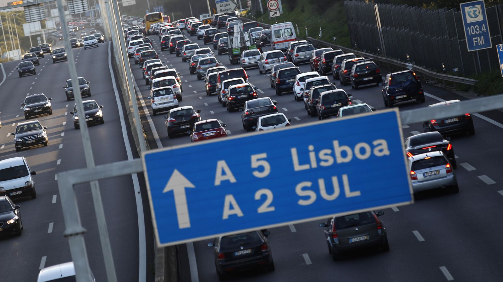 Foto: Atasco en una autopista a la entrada de Lisboa (Reuters)
