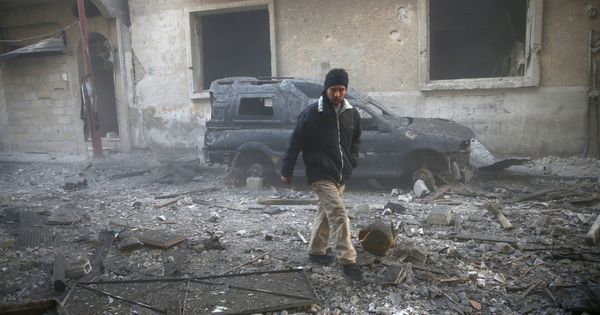 Foto: Un hombre inspecciona los daños tras un bombardeo del Gobierno sirio en el área de Douma, Damasco, controlada por los rebeldes, el 19 de febrero de 2017 (Reuters)
