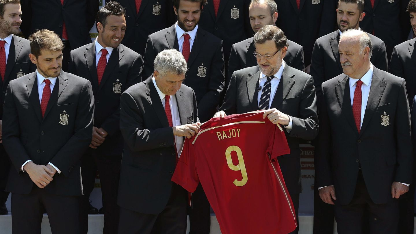 Villar entrega una camiseta de España a Rajoy antes del Mundial de Brasil. (EFE)