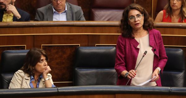 Foto: La ministra de Hacienda, María Jesús Montero (d), durante su intervención en el pleno del Congreso. (EFE)