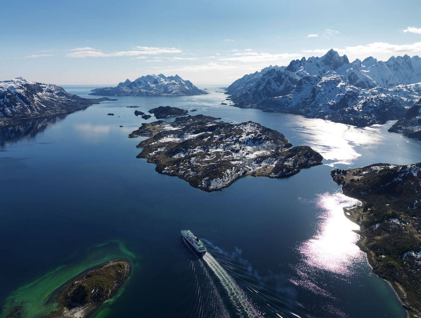 Foto: El Expreso del Litoral surcando los mares que aquí son fiordos (Foto: Hurtigruten)