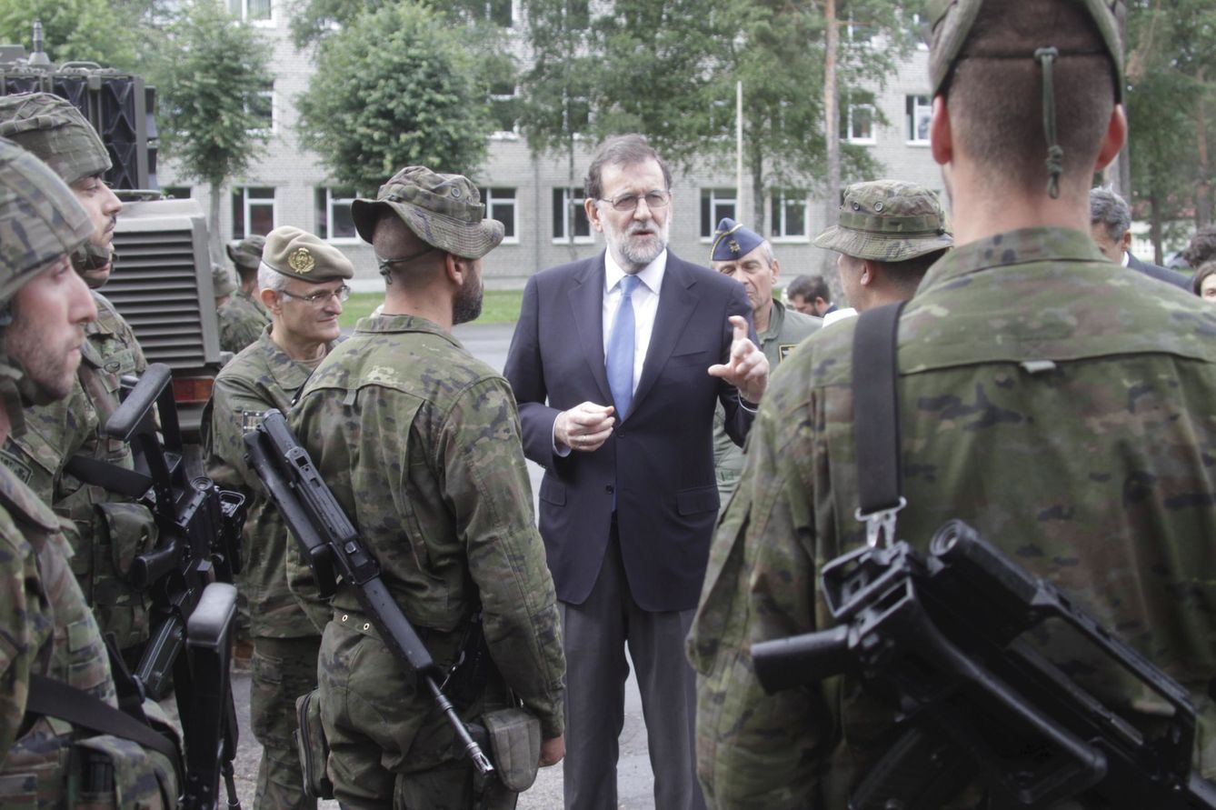 El presidente del Gobierno Mariano Rajoy conversa con varios militares españoles en la base militar de Adazi, en Letonia, el 18 de julio de 2017. (EFE)