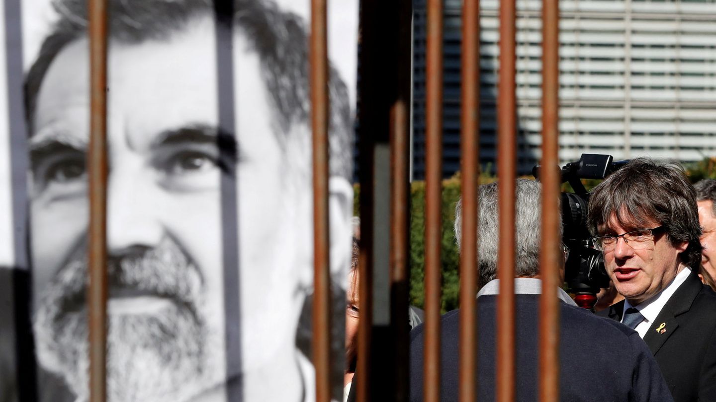 Puigdemont, ante la 'prisión' portatil con que la ANC quiso recordar a los 'presos políticos'. (Reuters)