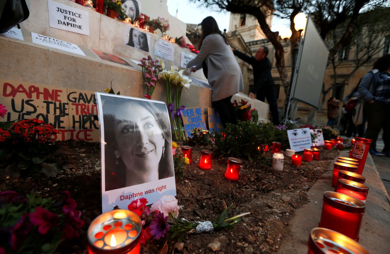 Los homenajes a Daphne ante el Palacio de Justicia de la Valeta no cesan, este a los 18 meses de su asesinato.(Reuters)
