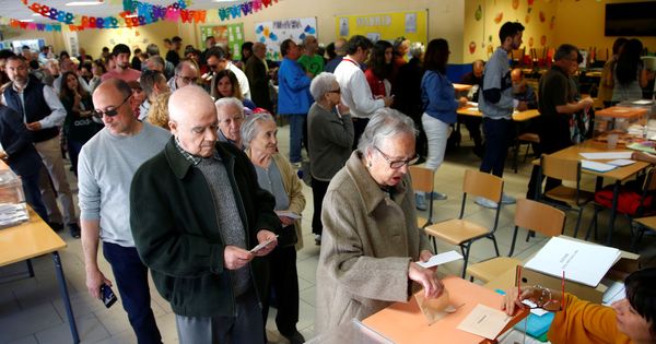 Foto: Un grupo de ciudadanos deposita su voto en las urnas de un colegio electoral. (Reuters)