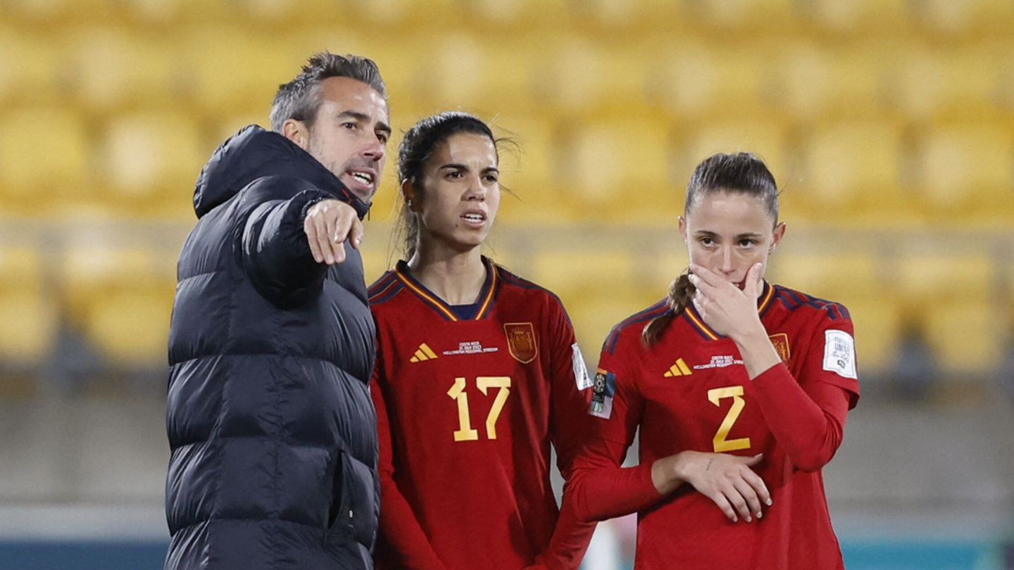Jorge Vilda da instrucciones a sus jugadoras. (Reuters/Vincent West)