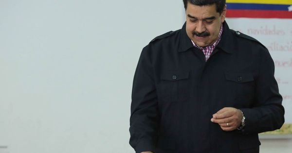 Foto: El presidente de Venezuela, Nicolás Maduro, vota en las elecciones municipales. (EFE)