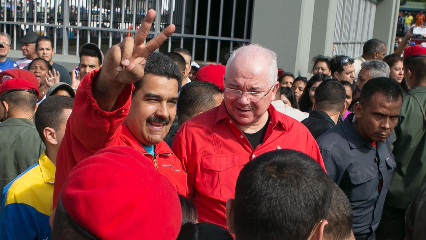 El presidente de Venezuela Nicolás Maduro saluda a seguidores junto a Rafael Ramírez. (EFE)