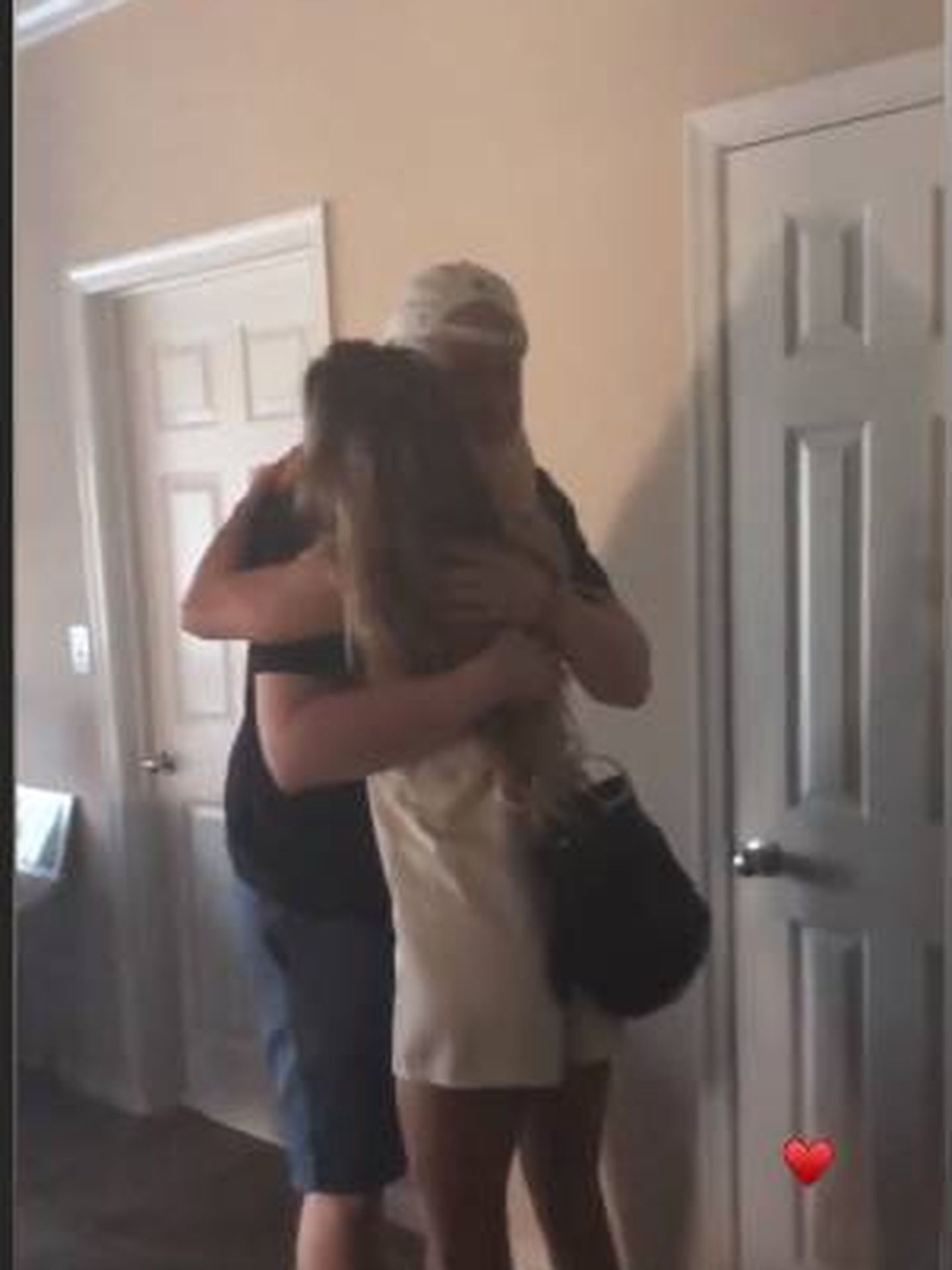 Álex Lequio y su prima Celia abrazándose en agosto de 2018. (IG)