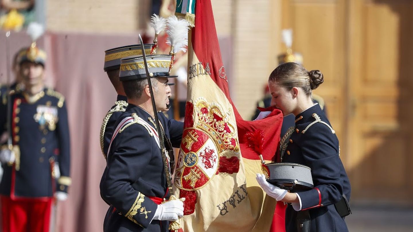 La princesa Leonor en el momento del beso a la bandera. (EFE).