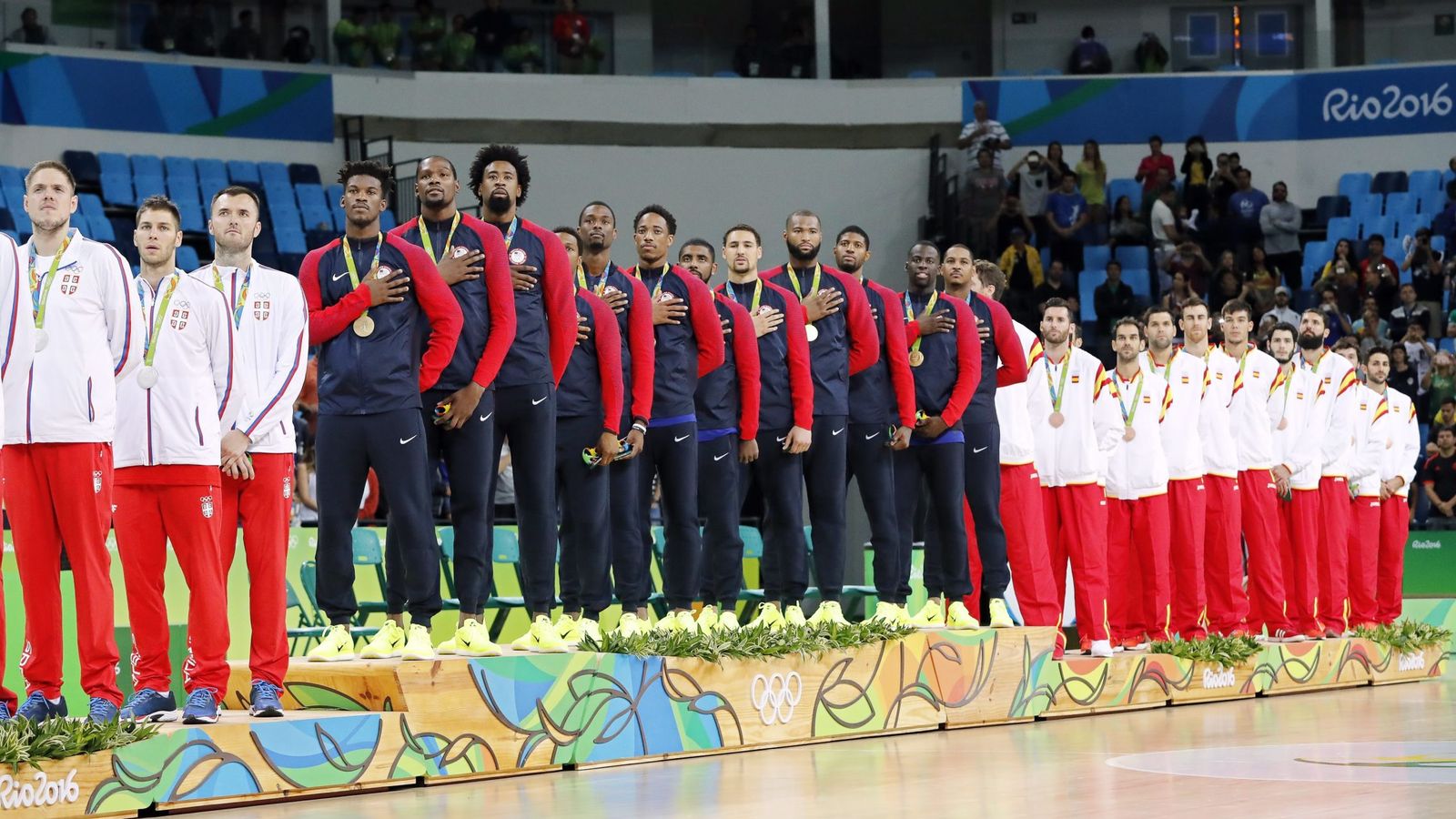 Foto: Podio final de la competición de baloncesto masculino, en que España ganó la medalla de bronce. (EFE)