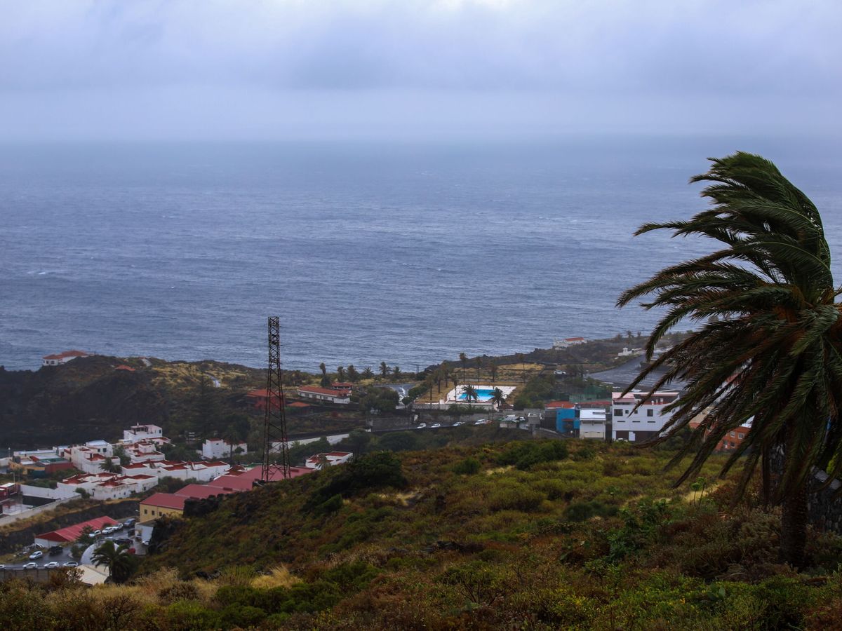 Foto: Óscar deja 37 litros en La Palma y rachas de viento de 95 km/h en Tenerife. (EFE/Luis G Morera)