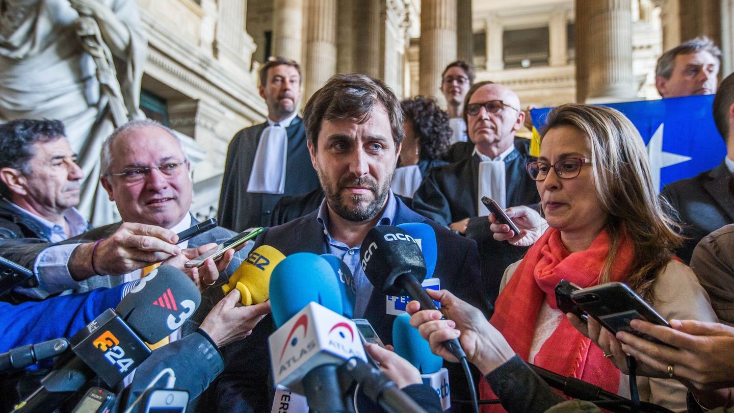 Los exconsejeros catalanes huidos, Lluís Puig, Toni Comín y Meritxell Serret, atienden a la prensa en Bruselas. (EFE)