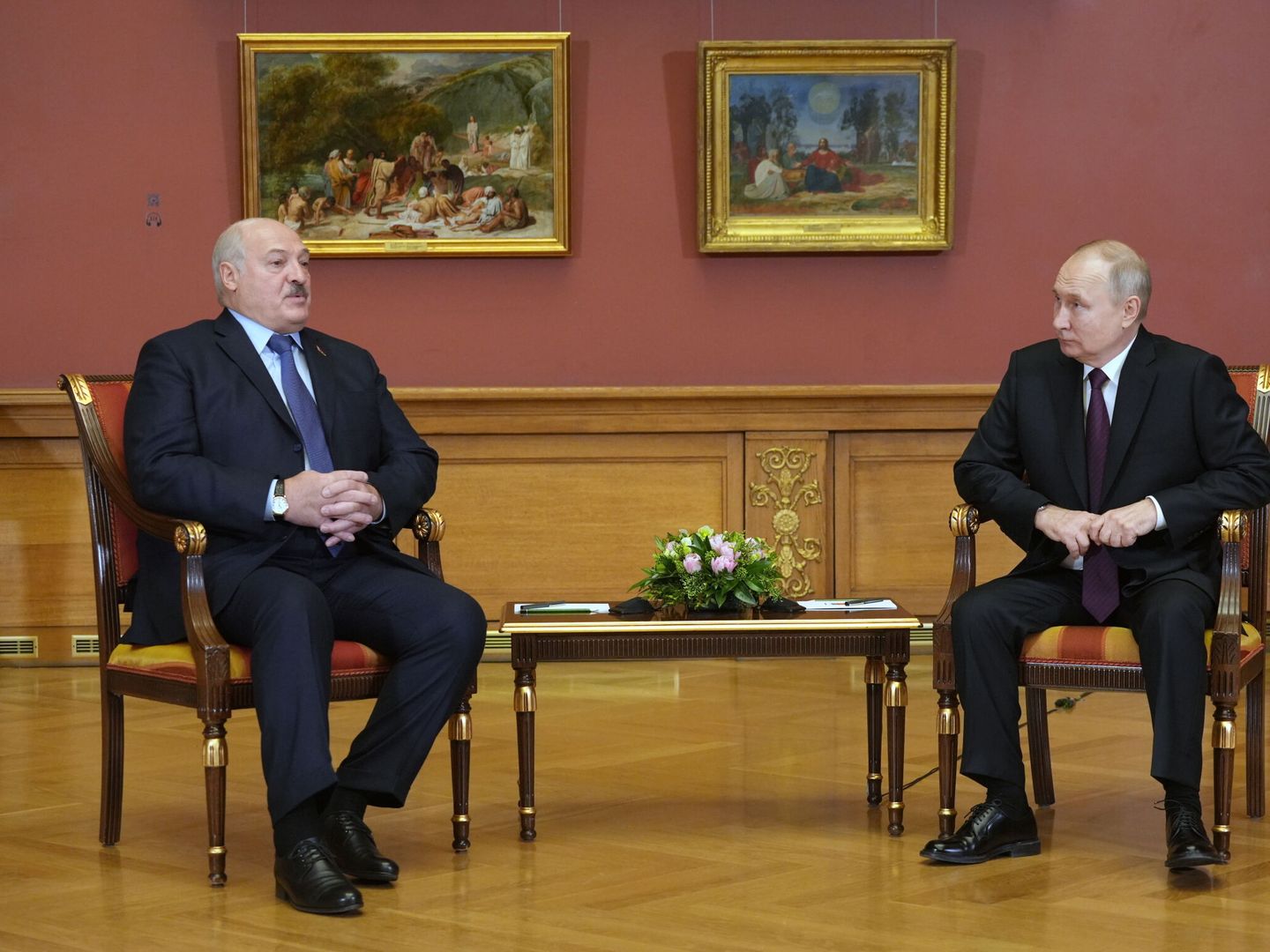 Putin, con el presidente bielorruso, Alexander Lukashenko. (EFE/Alexei Danichev/Sputnik)