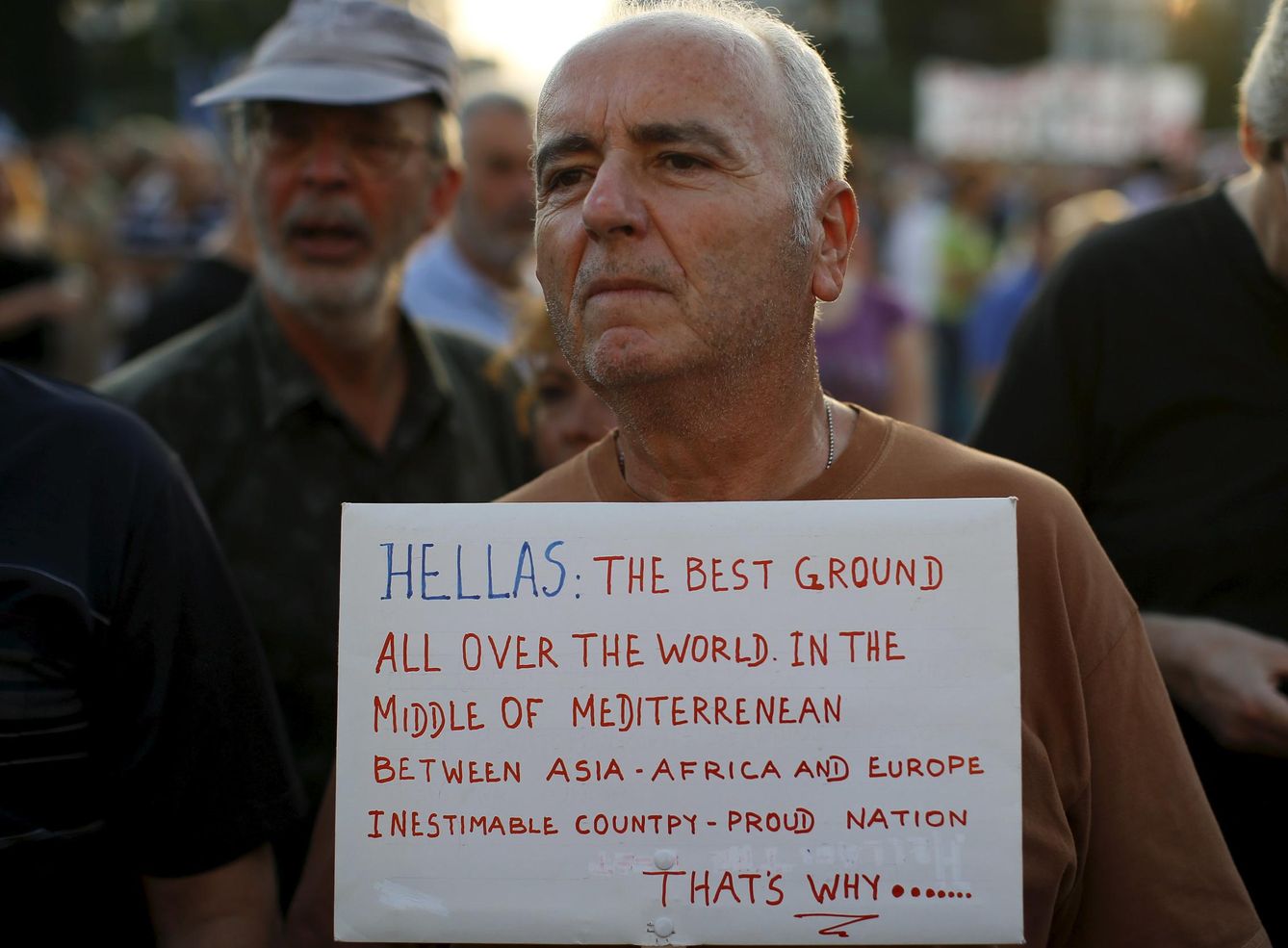 Un manifestante sostiene una pancarta durante una manifestación en Atenas en apoyo de Syriza (Reuters).