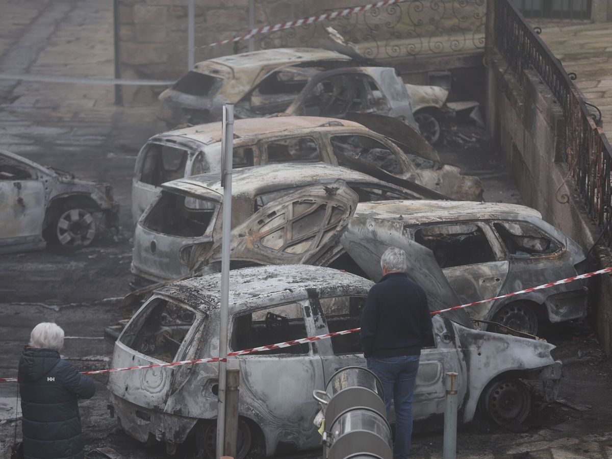 Foto: Vista de la fila de coches quemados en Tui. (EFE/Sxenick)