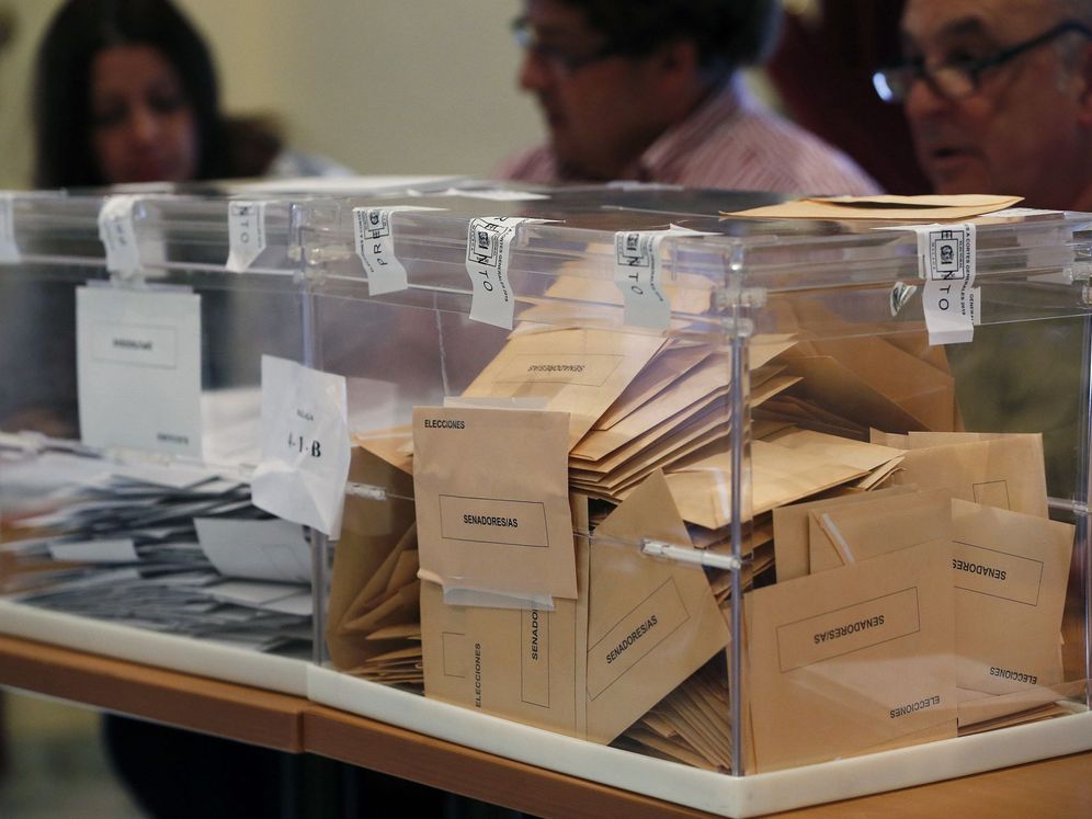 Foto: Papeletas en unas urnas en las pasadas elecciones generales. (EFE)