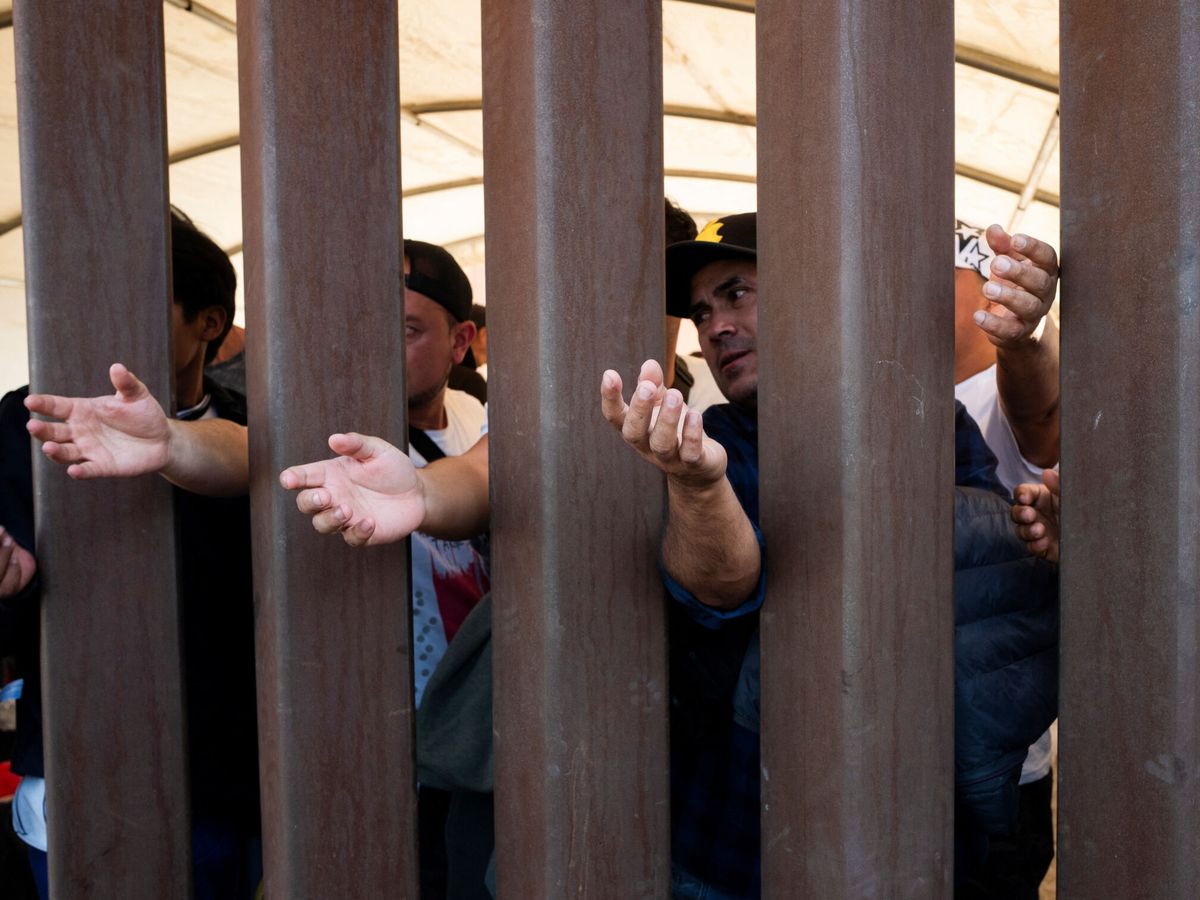 Foto: Migrantes en la frontera de EEUU y México en San Luis Rio Colorado. (Reuters/Zaydee Sanchez)