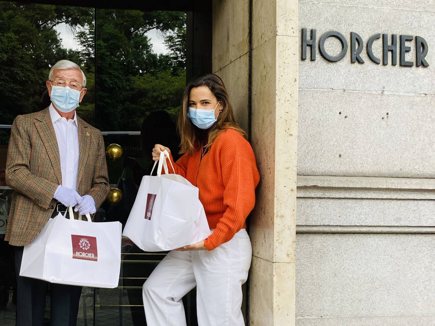 Durante la pandemia, en 2020, Horcher fue uno de los primeros restaurantes en ofrecer servicios de 'take away'. En la foto, con Elisabeth Horcher. (Rafael Ansón)