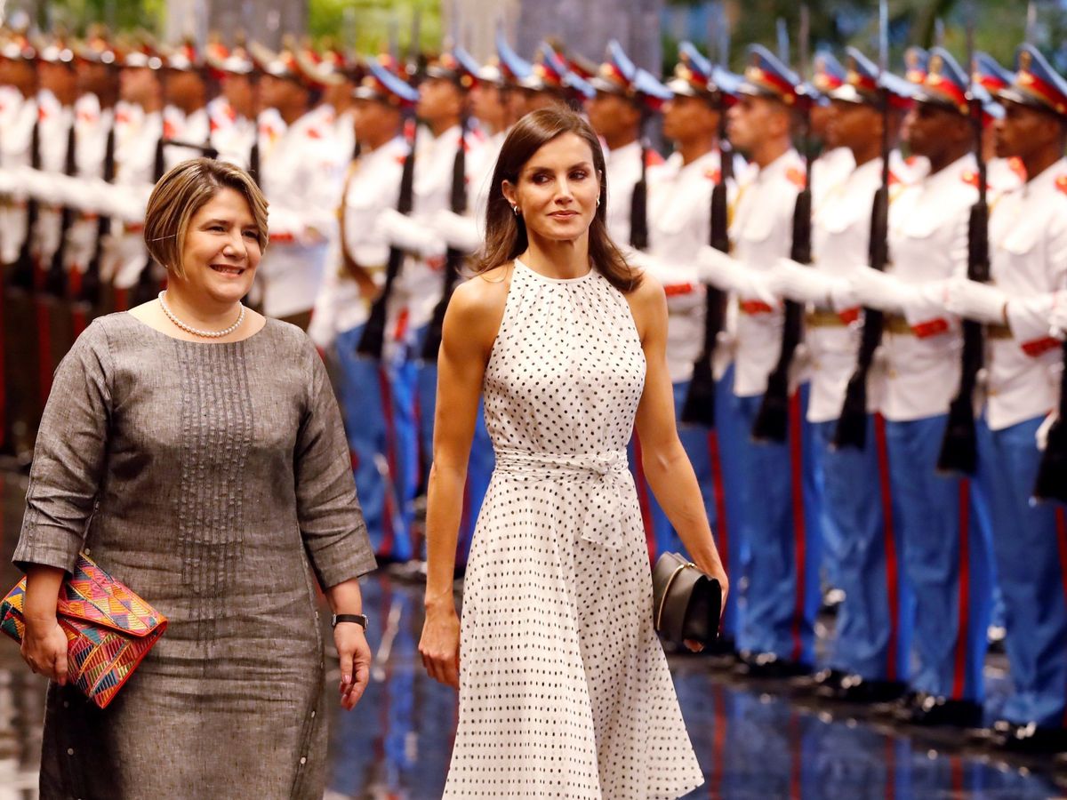 Foto: Lis Cuesta, junto a la reina Letizia en su visita a Cuba. (EFE)
