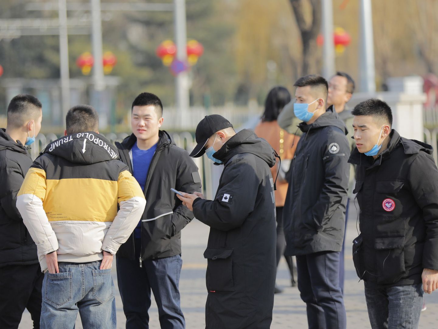 Jóvenes con máscaras en las calles de Pekín. (Reuters)