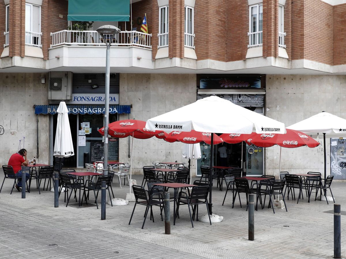 Foto: Aspecto de la terraza de un bar en el barrio de la Florida de L'Hospitalet (Barcelona). (EFE)