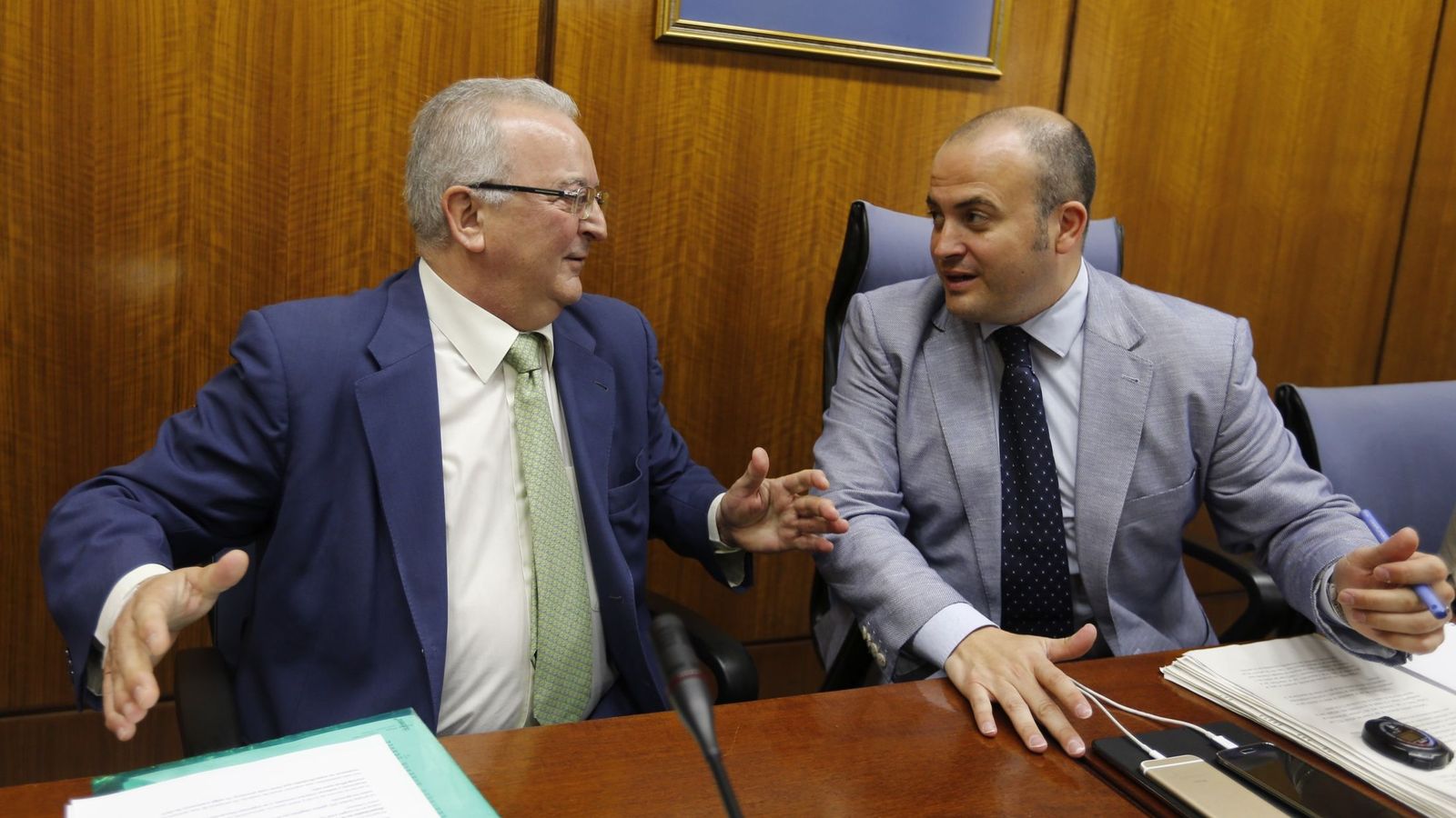 Foto: El exconsejero andaluz de Empleo, Antonio Fernández (i), conversa con el presidente de la comisión y diputado de Ciudadanos, Julio Díaz. (EFE)