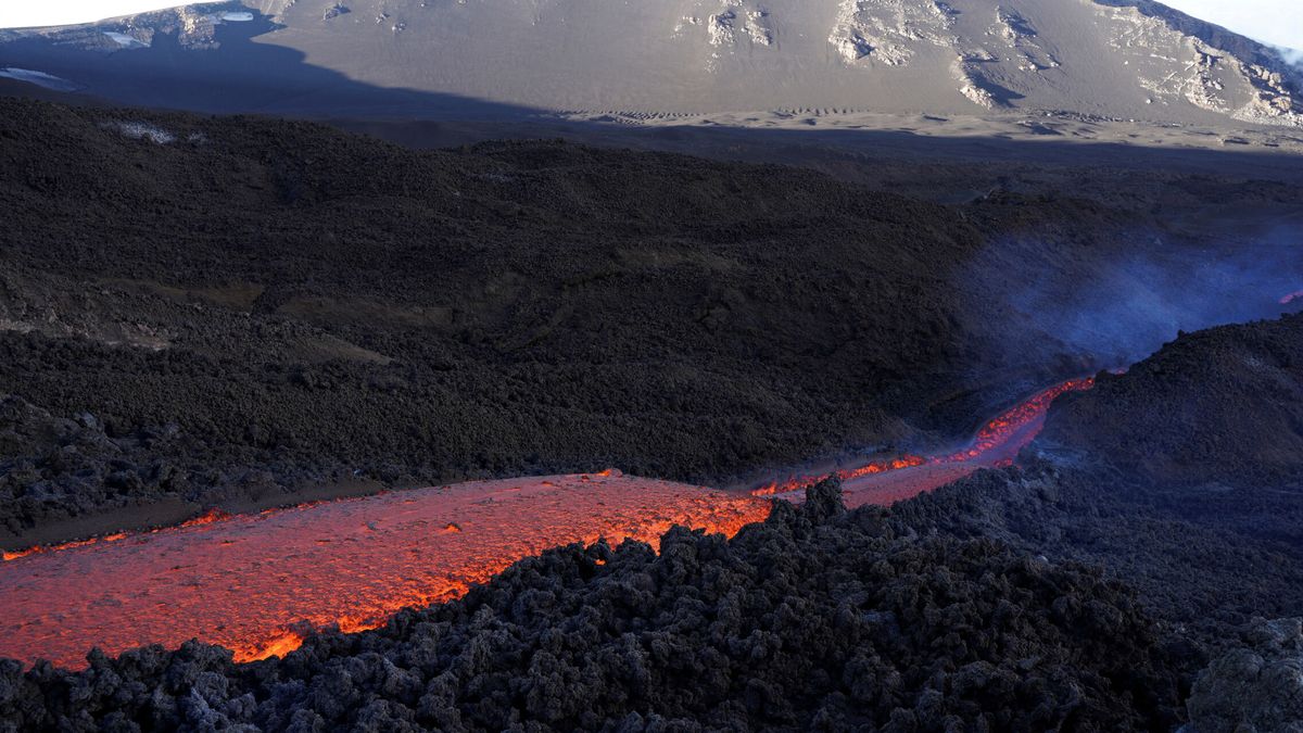 El volcán Etna vuelve a entrar en erupción y obliga a cerrar el aeropuerto de Catania