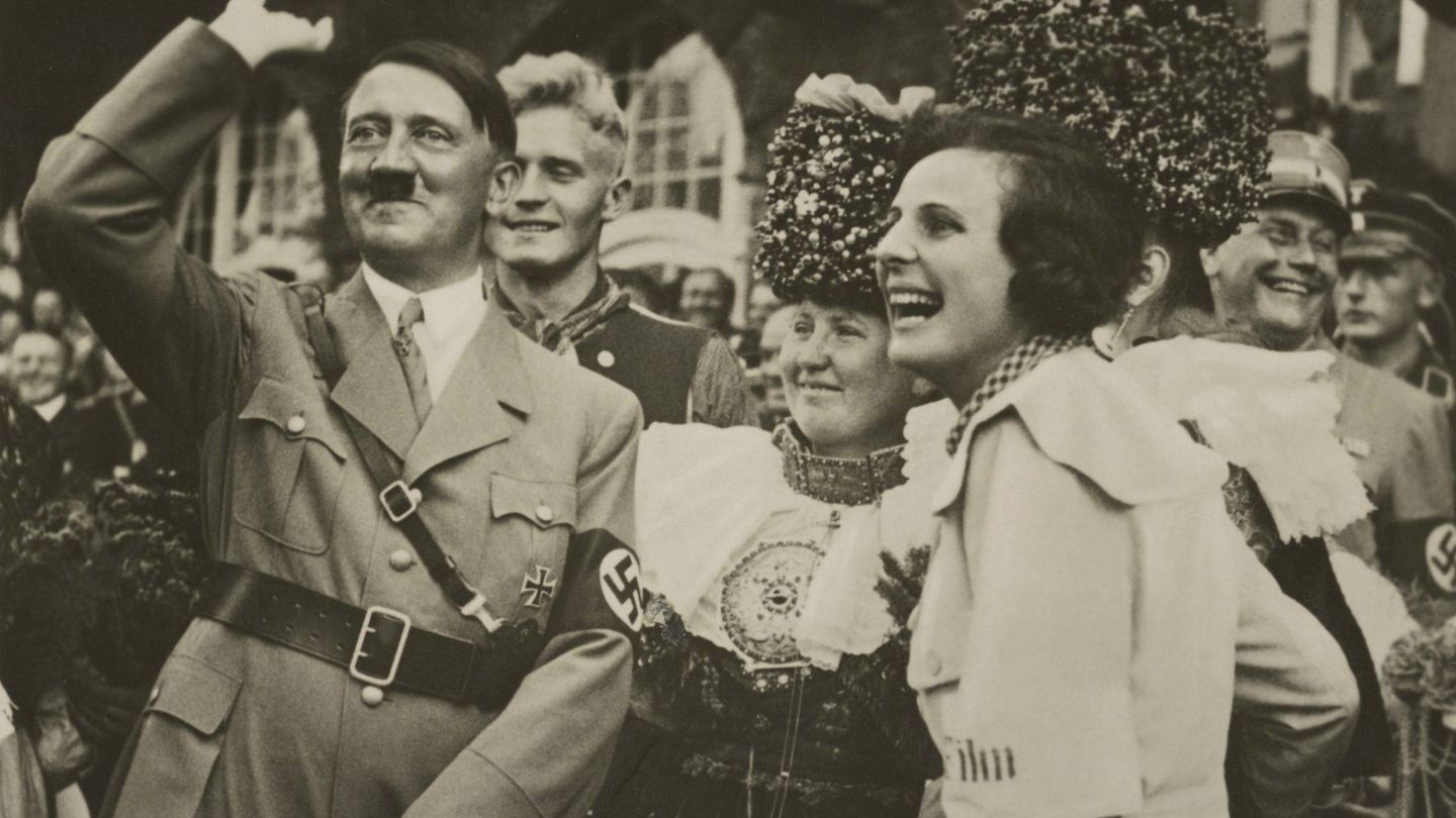 Hitler, riéndose junto a su amiga Leni Riefenstahl. (Cordon Press)