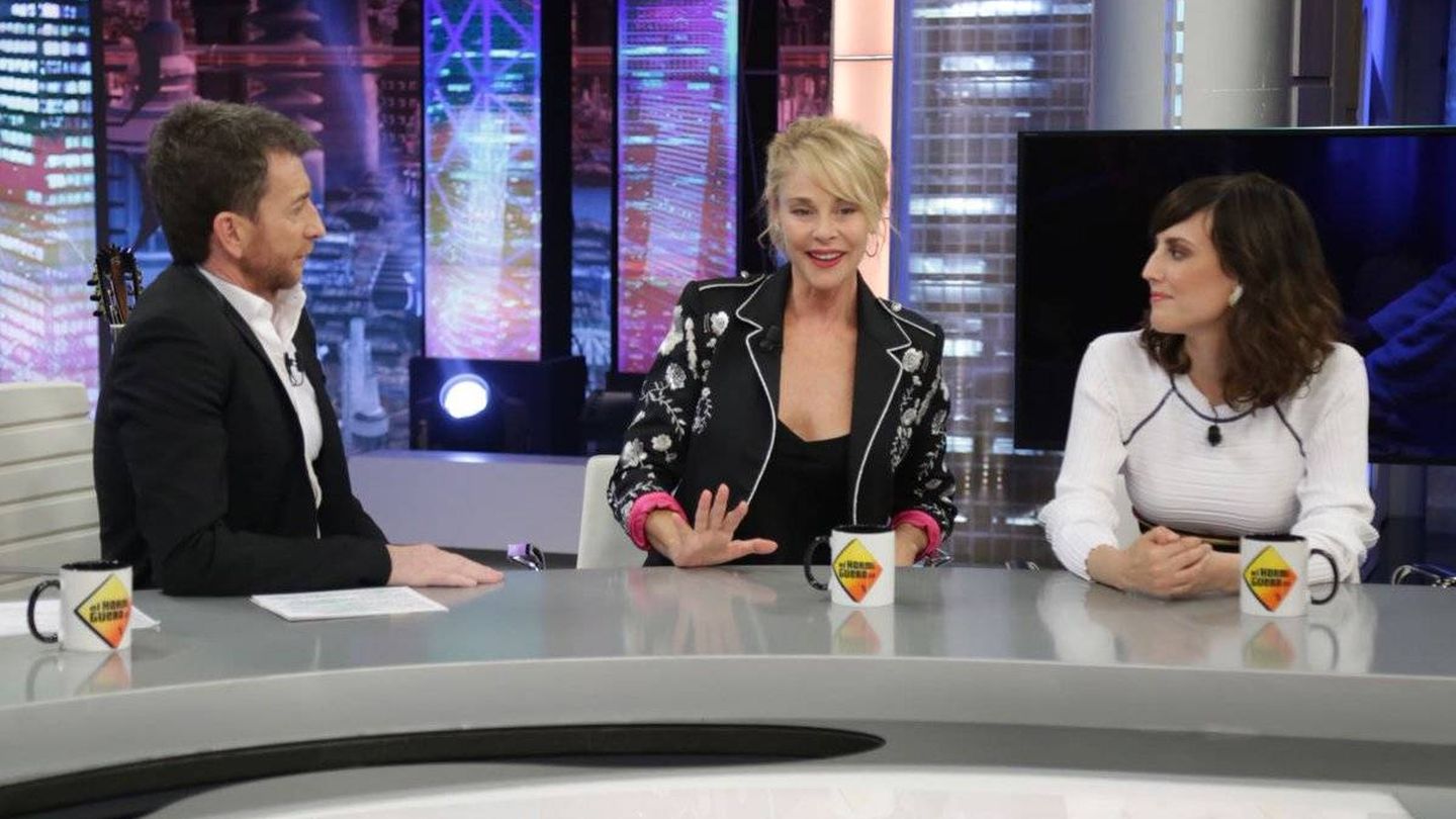 Motos, junto a Belén Rueda y Natalia de Molina en 'El hormiguero'. (Antena 3)