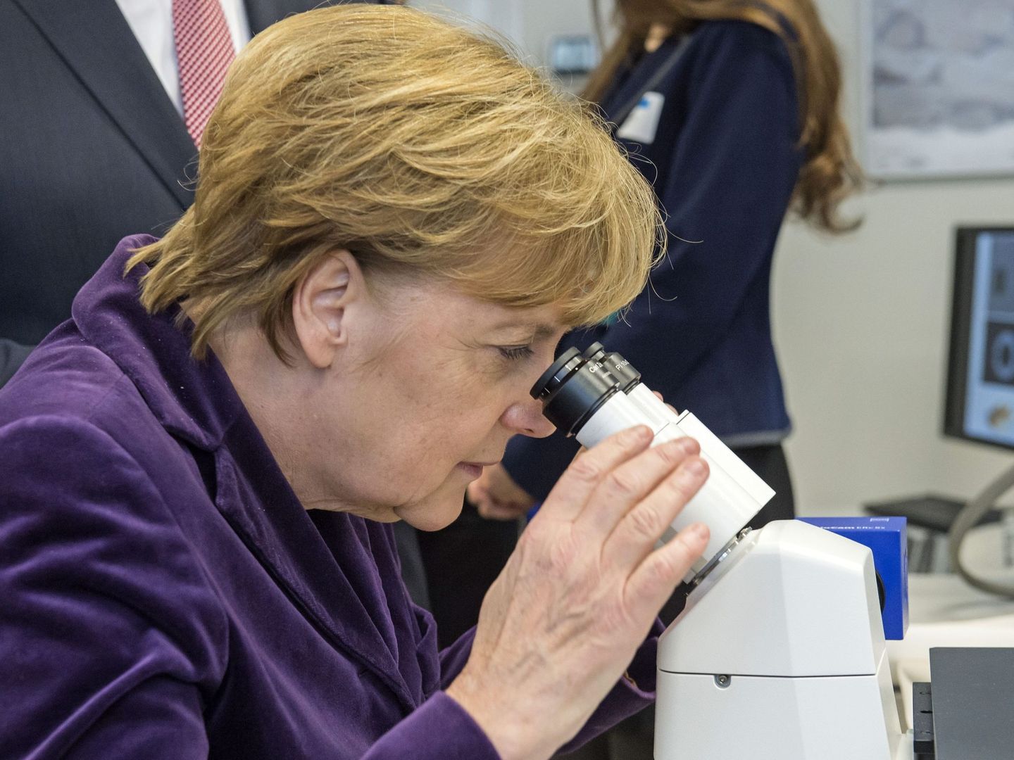 Angela Merkel inaugura el Fraunhofer Institute en Halle. (EFE)
