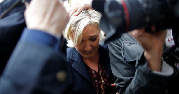 Foto: Marine Le Pen agacha la cabeza mientras opositores de la ultraderecha le lanzan huevis. (Reuters)