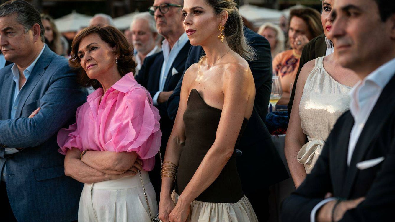 Manuela Villena da una lección de estilo en Marbella con un original vestido de la nueva colección de Inés Domecq