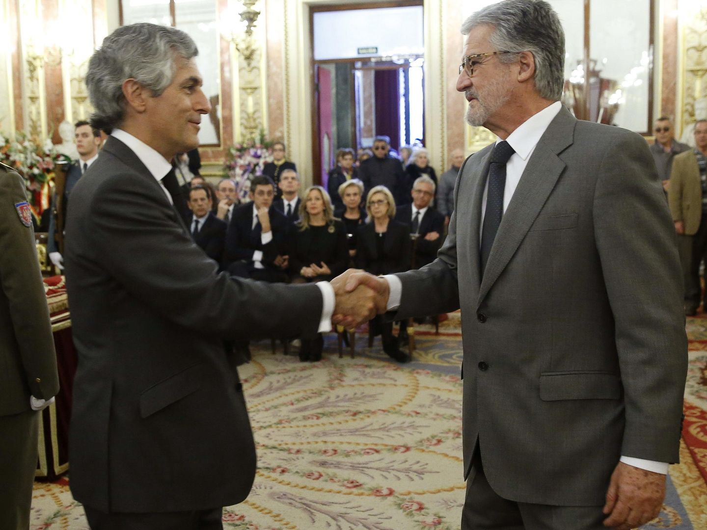 Manuel Marín saluda a Adolfo Suárez Illana en la capilla ardiente abierta en el Congreso tras la muerte del expresidente Adolfo Suárez, el 24 de marzo de 2014. (EFE)