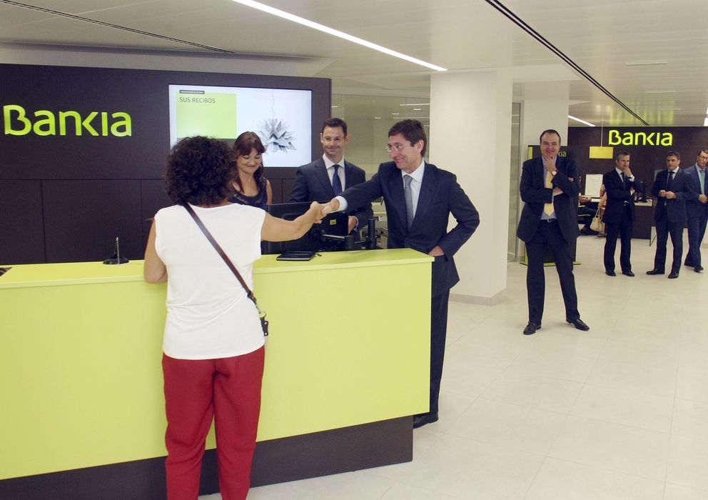 Foto: El presidente de Bankia, José Ignacio Goirigolzarri, en una oficina. (EFE)