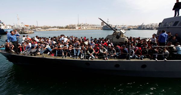 Foto: Inmigrantes en una patrullera de la Guardia Costera libia, en Trípoli, en mayo de 2017. (Reuters)