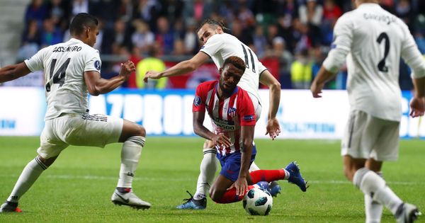 Foto: Lemar cae al suelo en un partido contra el Real Madrid (Reuters)