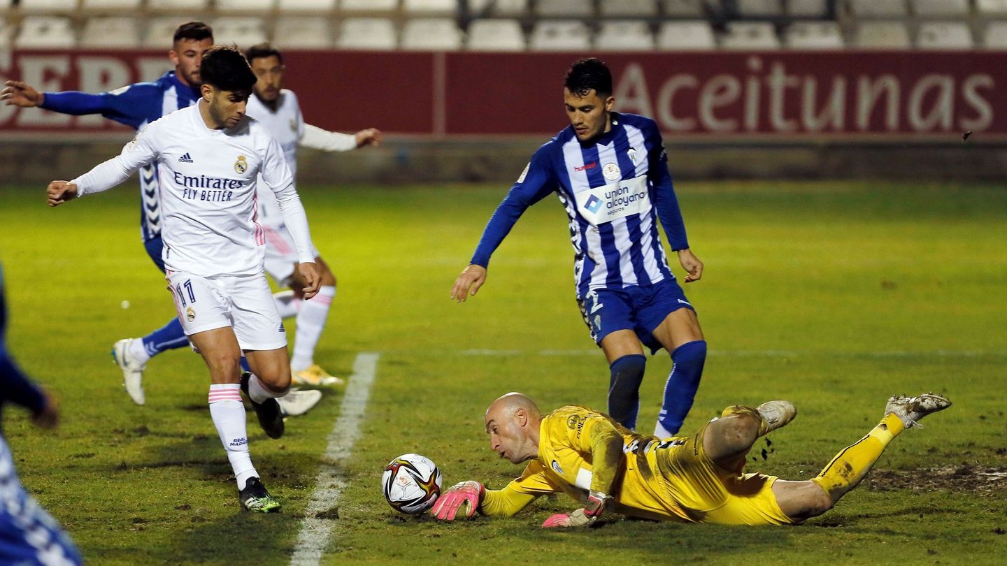 El guardameta del Alcoyano, José Juan (d), detiene un balón ante el centrocampista del Madrid, Marco Asensio (i). (EFE)
