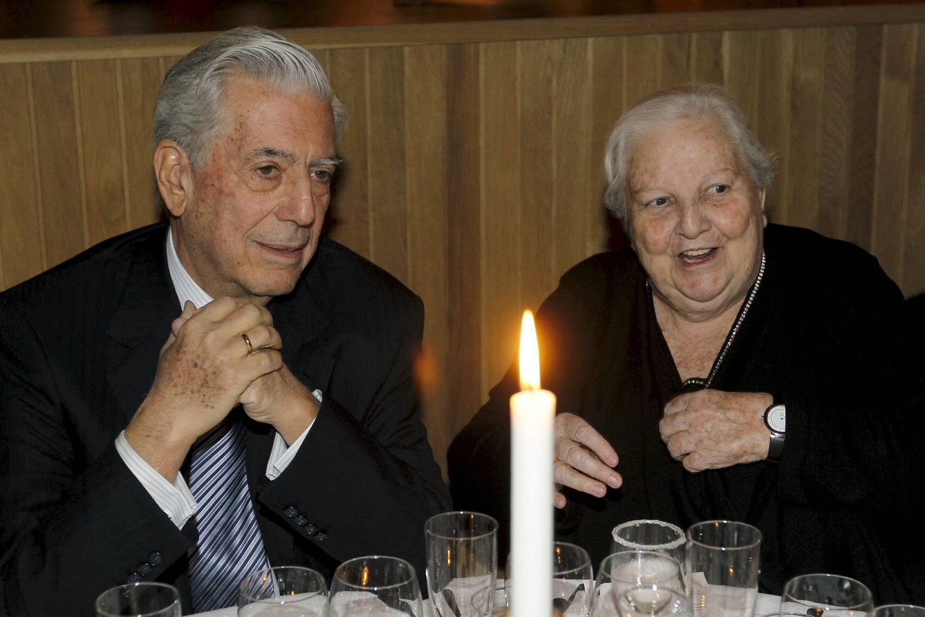 Mario Vargas Llosa con Carmen Valcells en una imagen de archivo. (Efe)