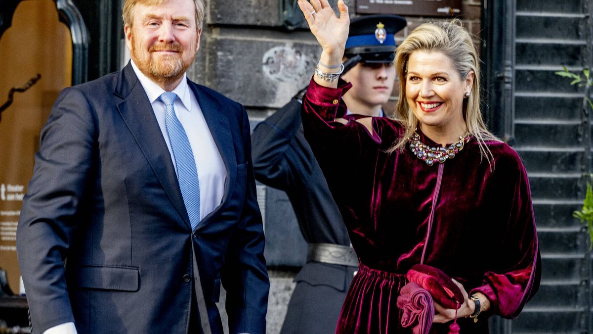 Máxima de Holanda brilla con un vestido de terciopelo repetido y un misterioso collar
