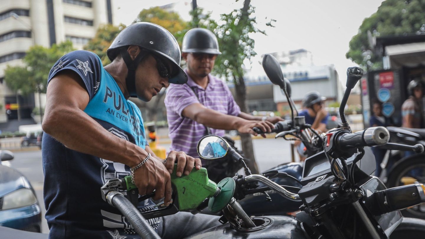 Un hombre llena con gasolina su moto en Caracas. (EFE)