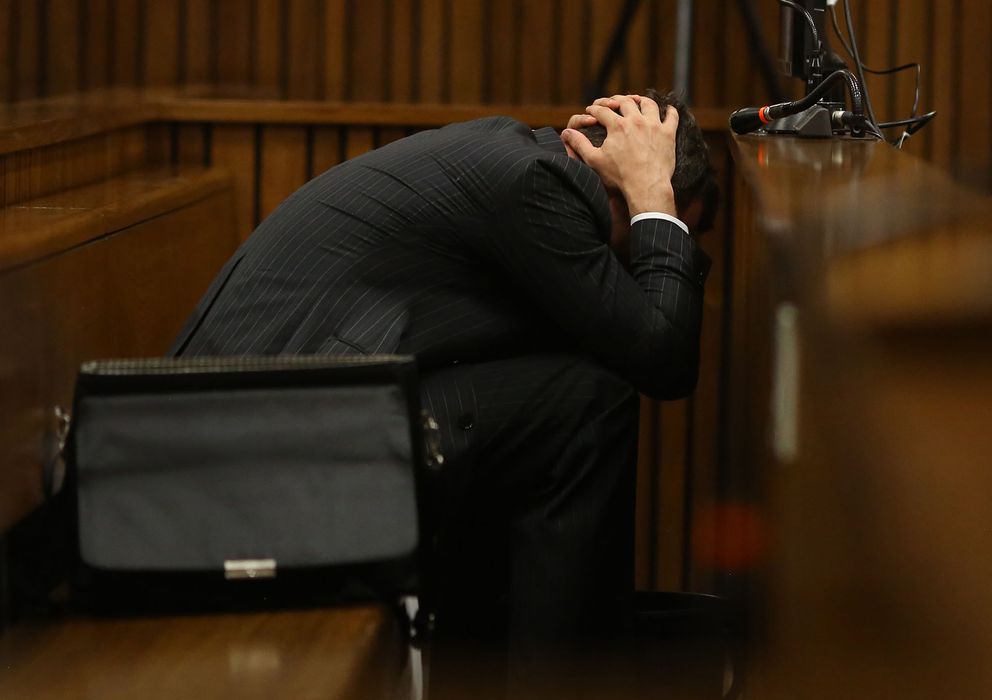 Foto: Oscar Pistorius durante la declaración del médico forense en el juicio celebrado este lunes (I.C.)