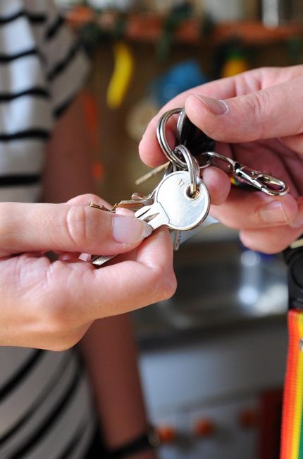 Entrega de llaves de un apartamento privado para uso turístico. (Reuters)